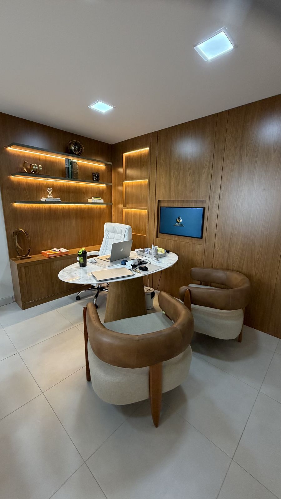 Mesa do consultório médico com estante iluminada