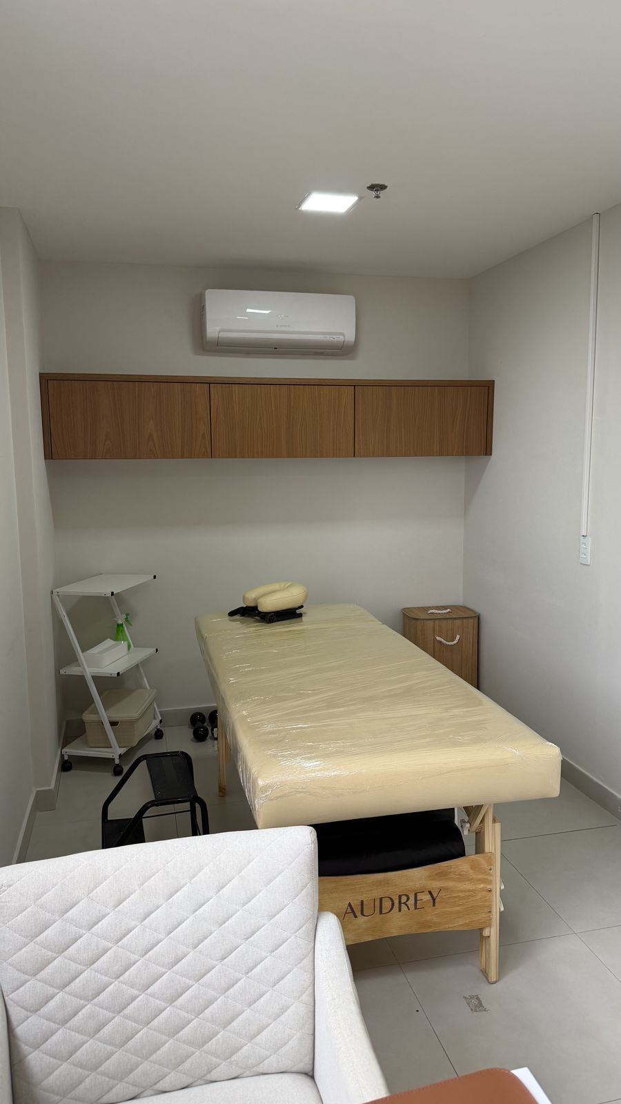 Sala de massoterapia com maca